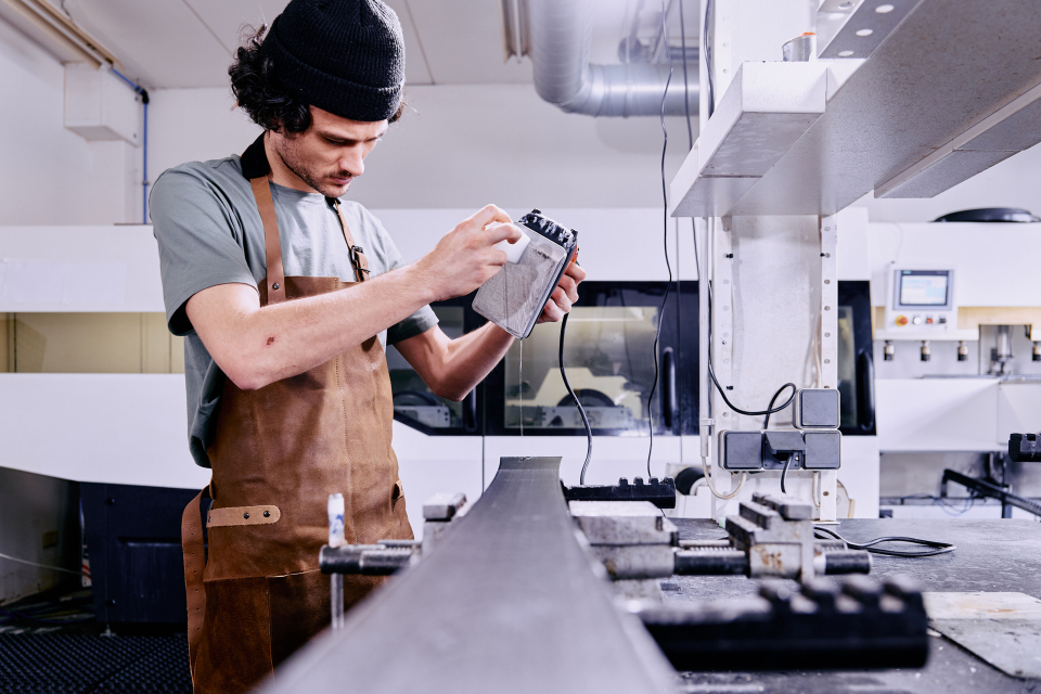 Mann wachst Ski in der Werkstatt