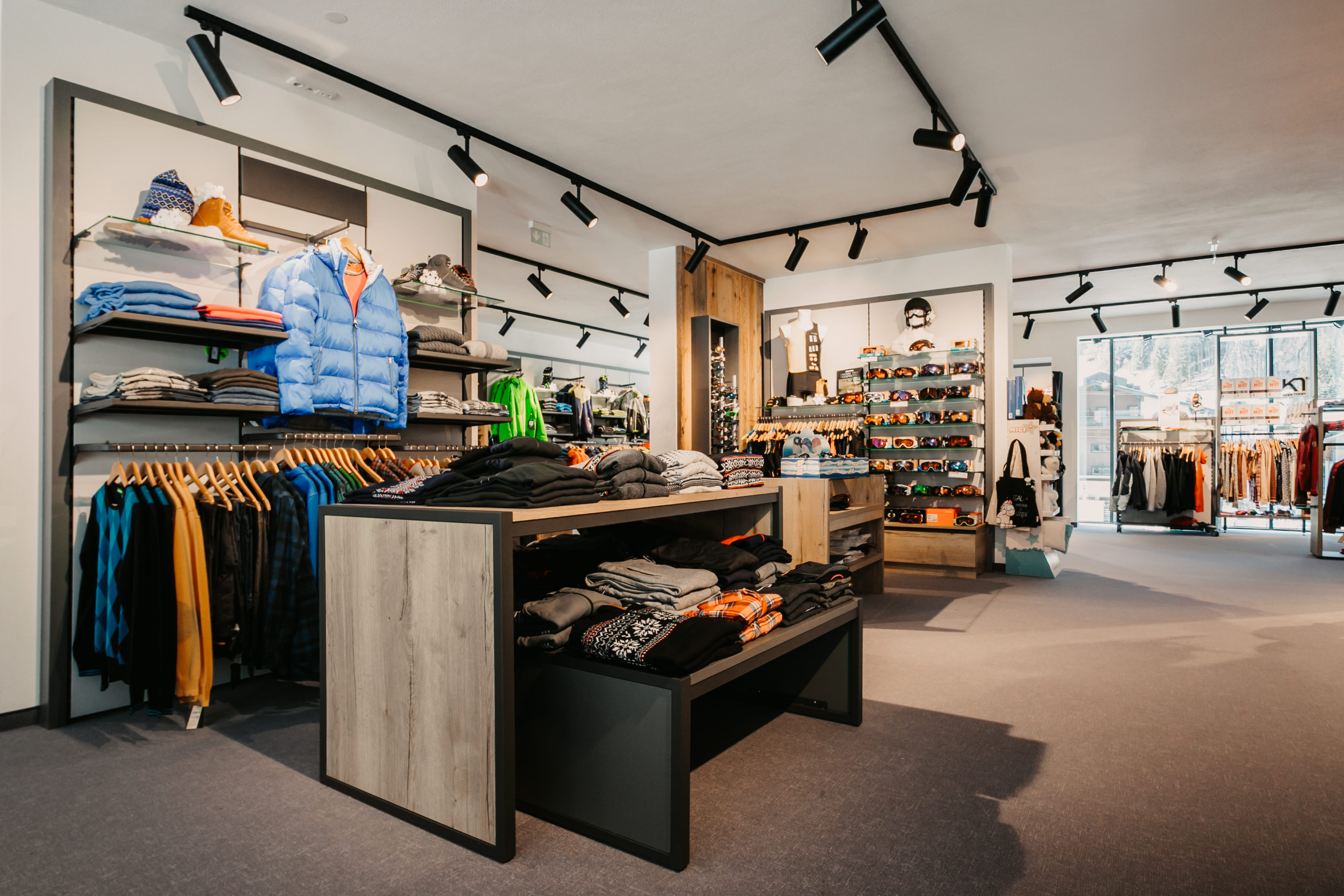 Innenansicht des Shops mit Sportbekleidung