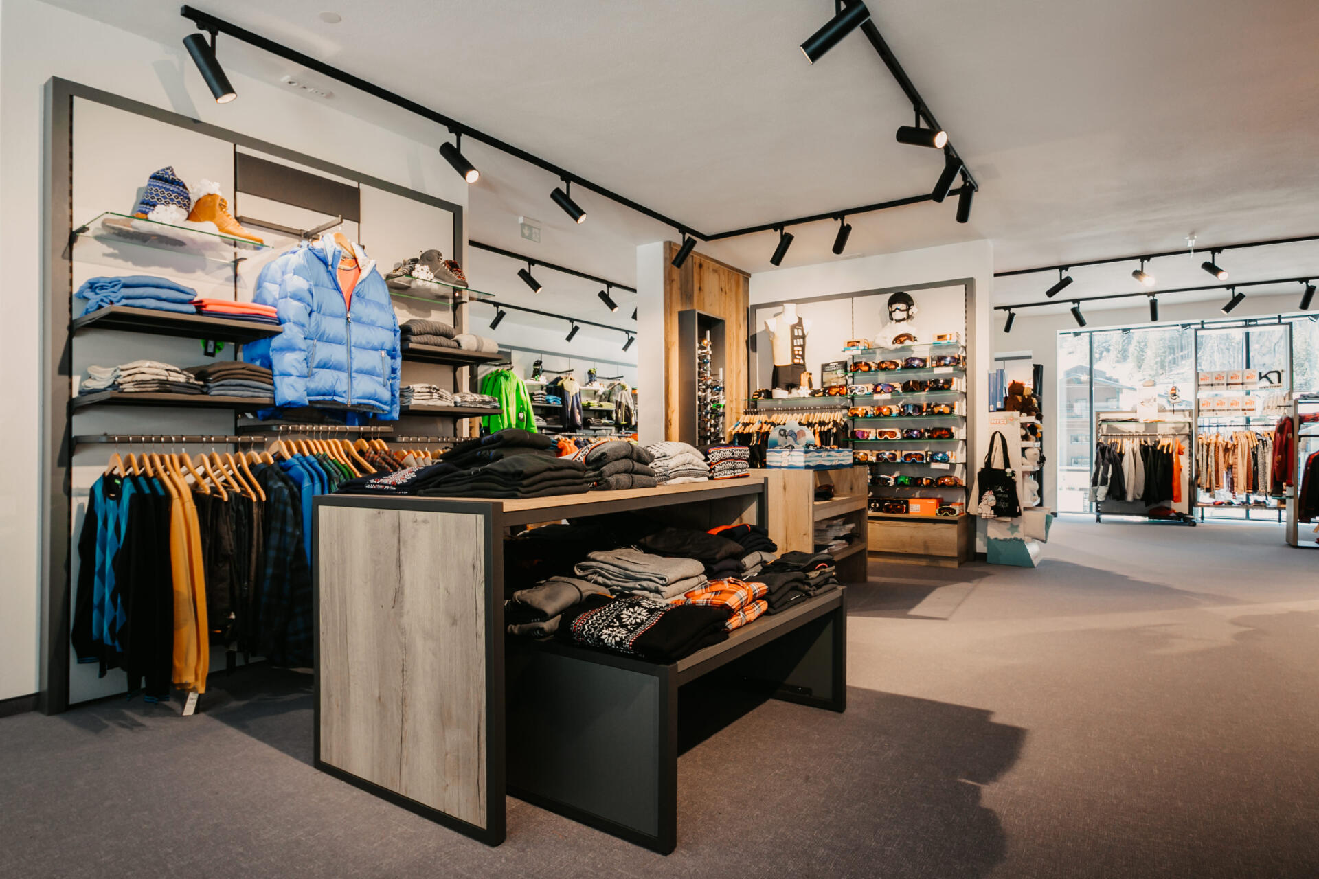 Innenansicht des Shops mit Sportbekleidung