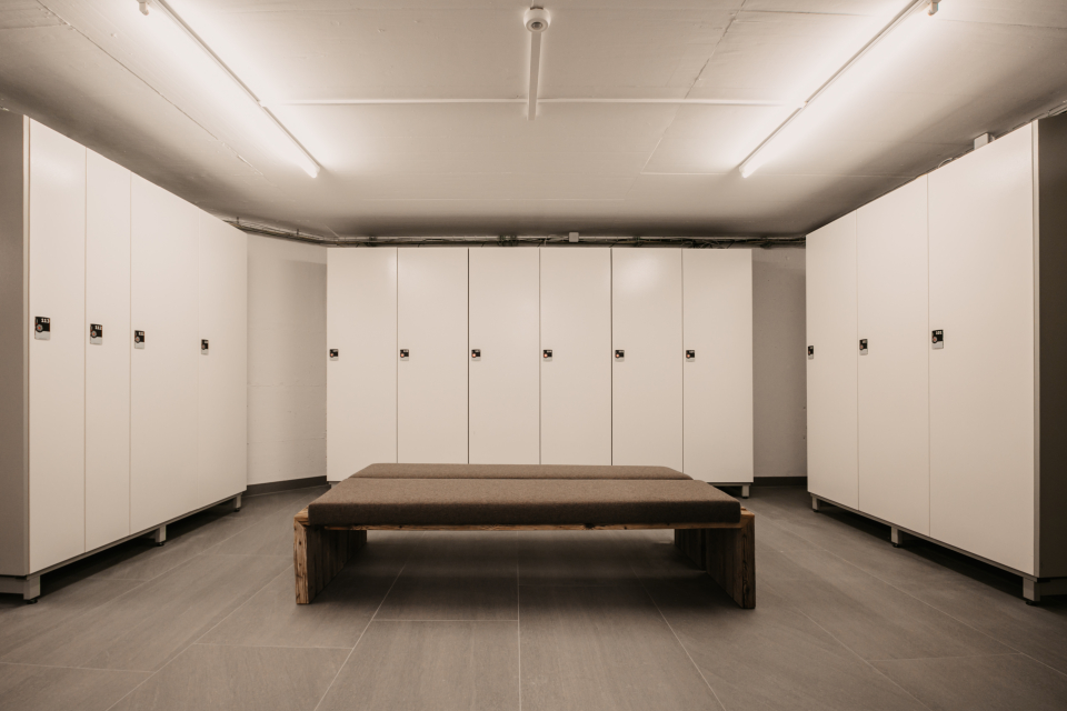 Raum mit Skidepotschränken und einer Bank in der Mitt