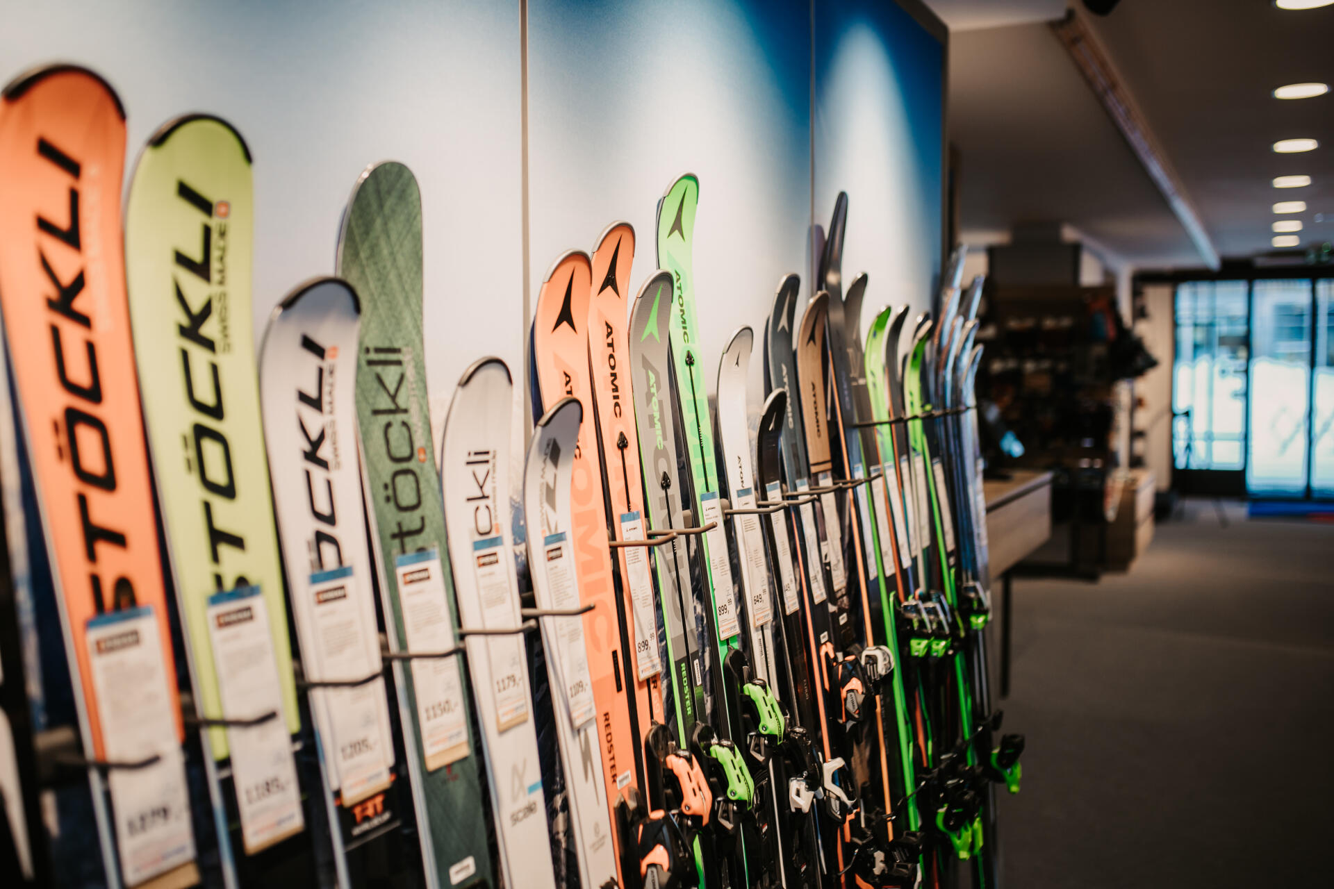 Skier llehnen aneinander gereiht an der Wand