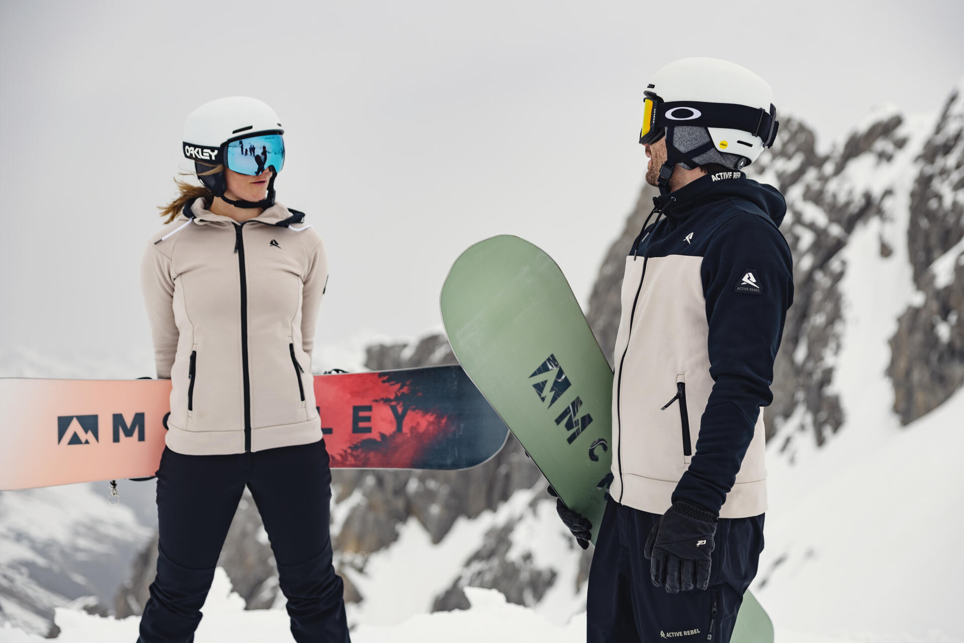 Zwei Snowboarder stehen mit ihren Boards im Schnee