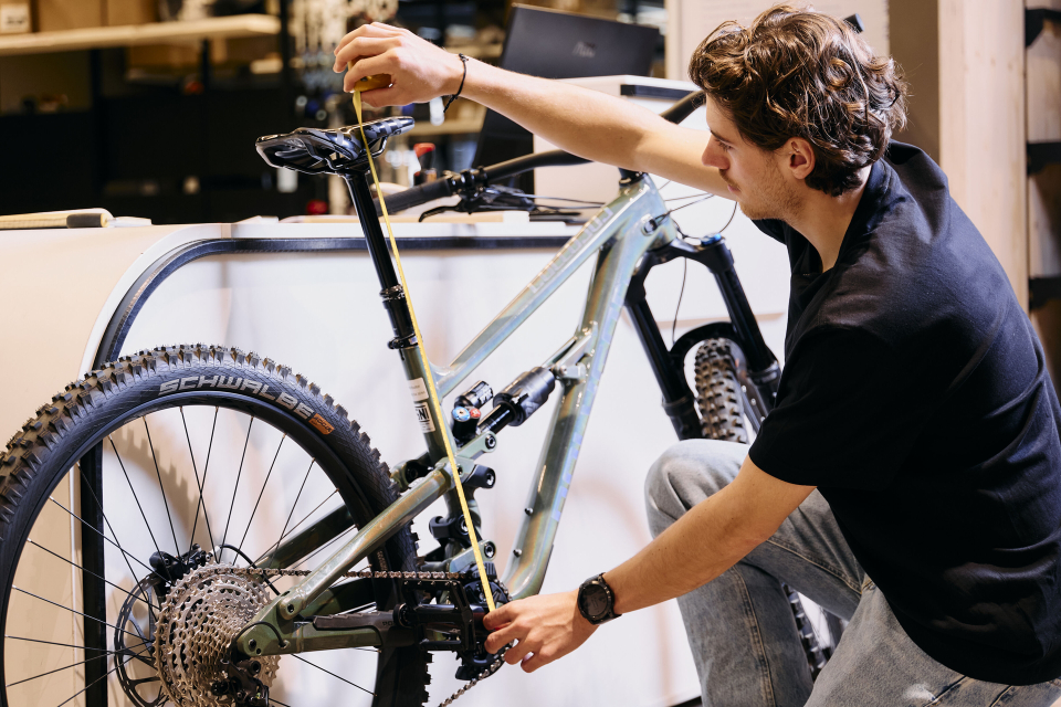 Nahaufnahme wie ein Bike serviciert wird